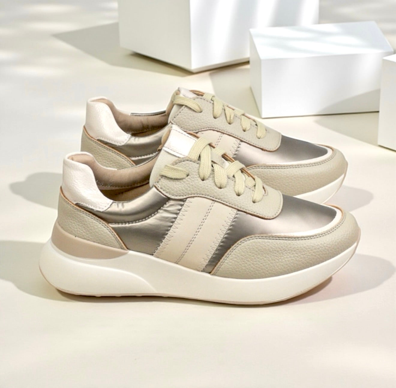 ZAPATILLAS BEIGE Y DORADO